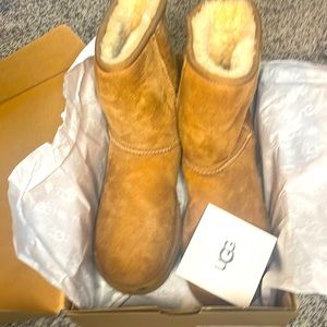 UGG woman’s classic boots size 8 in chestnut